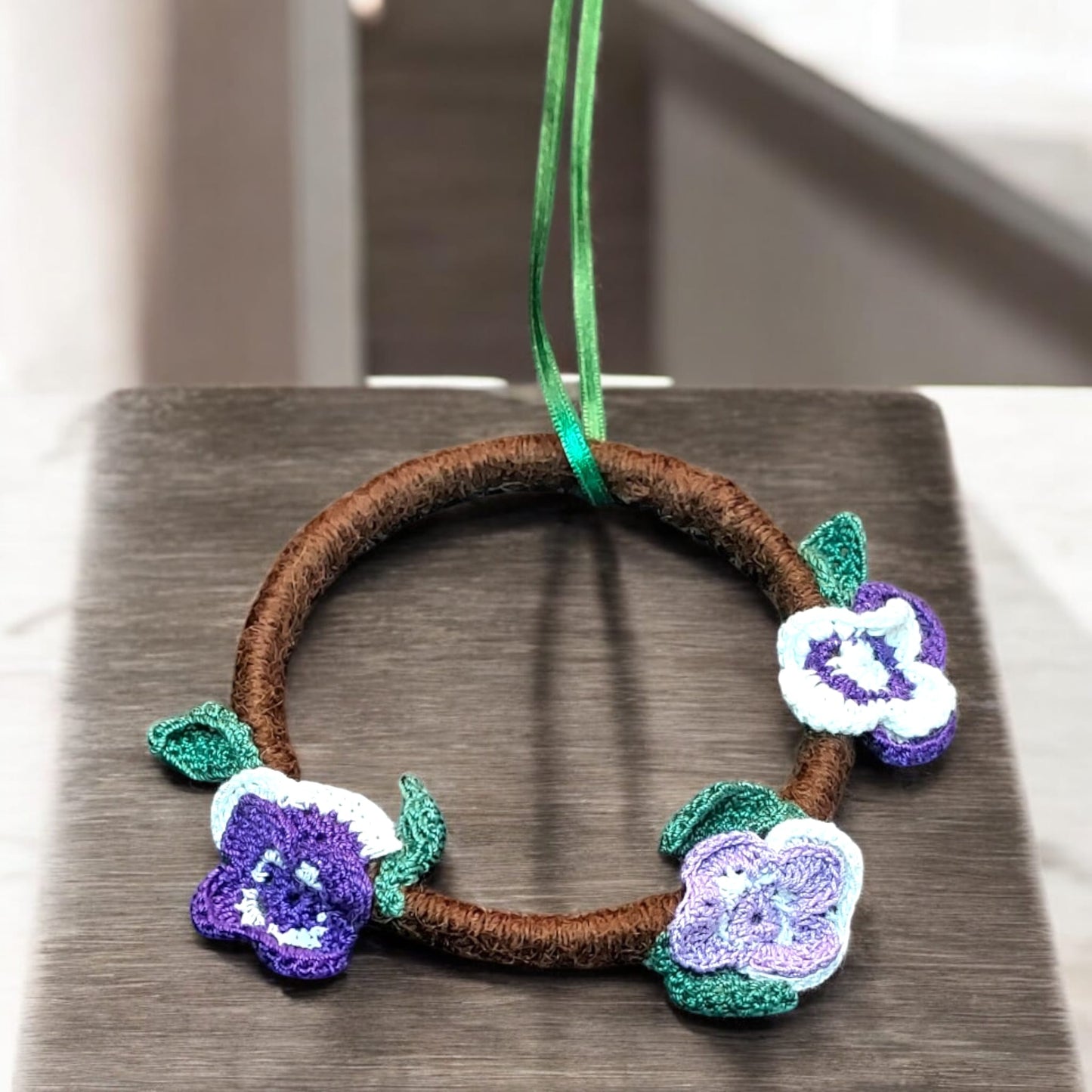 Dekoring mit Stiefmütterchenblüten